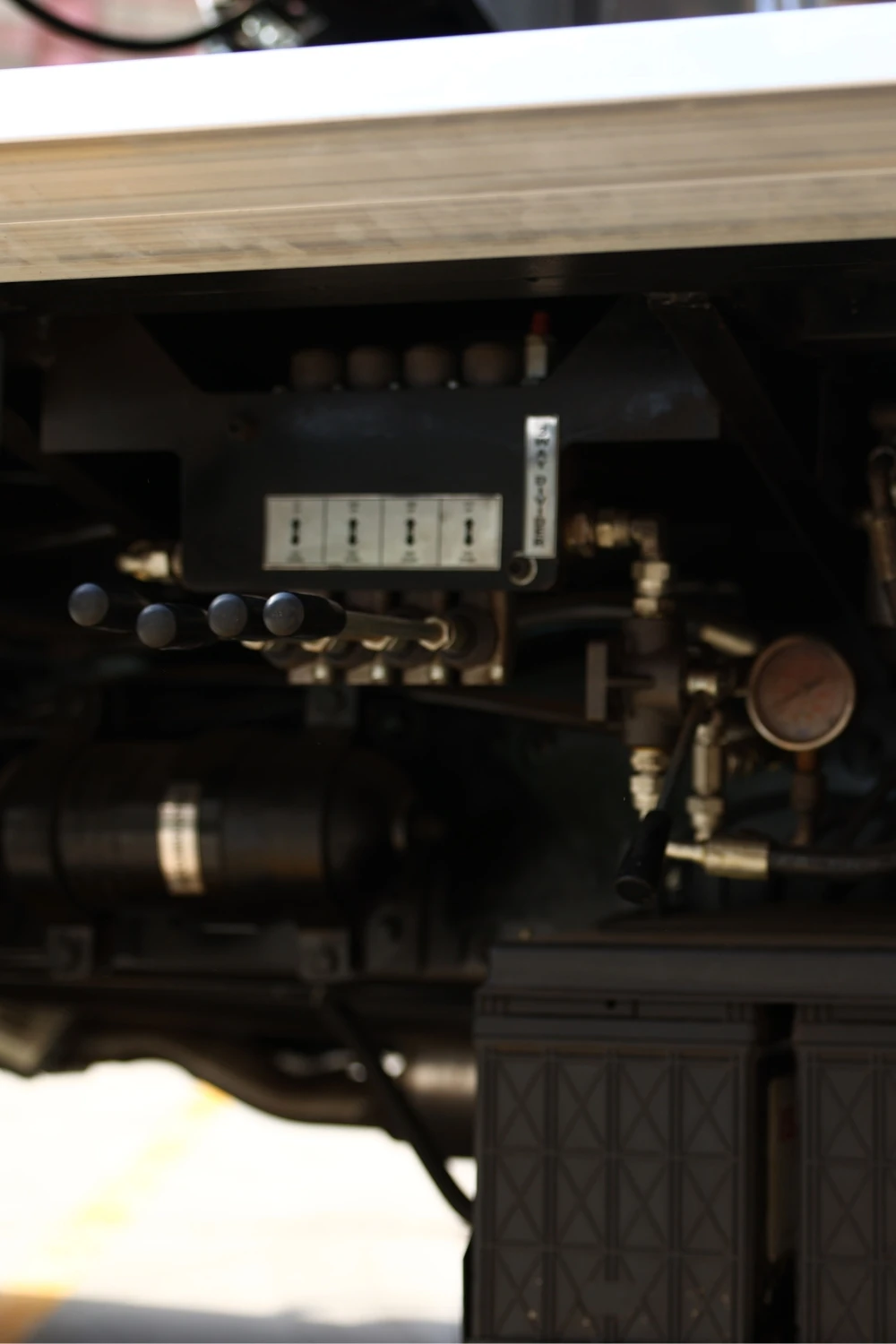 Bucket platform outrigger stabilizer detail